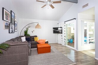 Building Photo - 3 bed 2 bath Townhouse located in South Coast Metro
