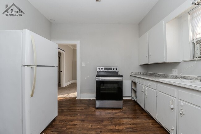 Building Photo - 603 E 4th St