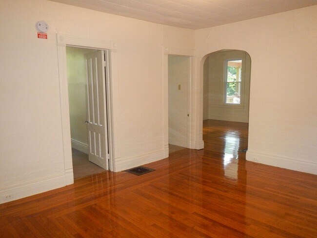 Building Photo - AVAILABLE 6/1/2026 Beautiful First Floor A...
