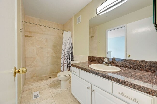 Building Photo - Beautiful downtown Penthouse. 1 bed/1 bath