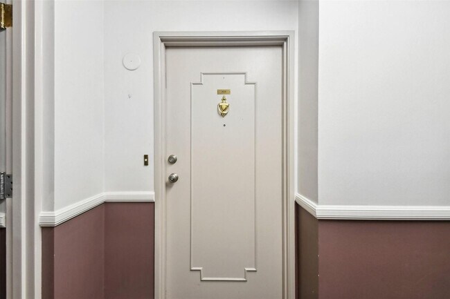 Building Photo - (55+) Newly Renovated 2br Condo in the Heather Gardens Community