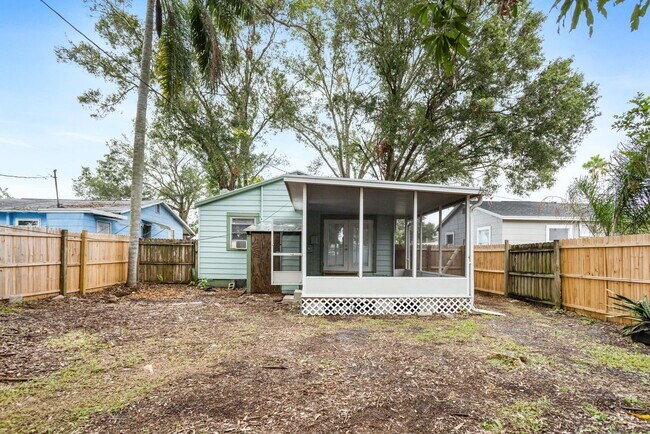 Building Photo - 2 bedroom 1 bath with porch