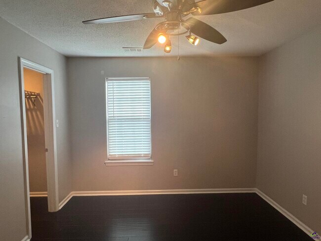 Building Photo - 226 Golden Eagle Dr