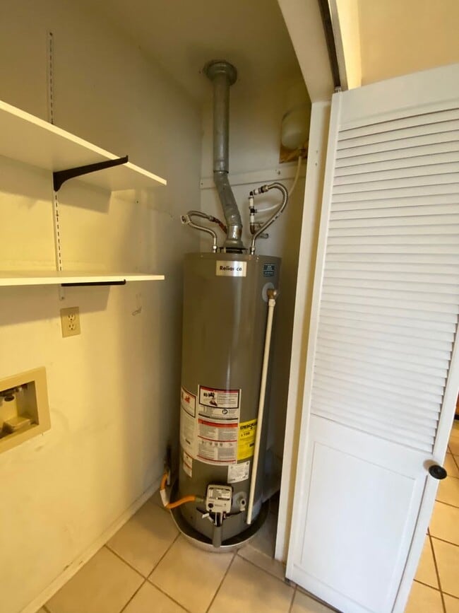 Building Photo - 2 bedroom 2 bath with a 1 car garage