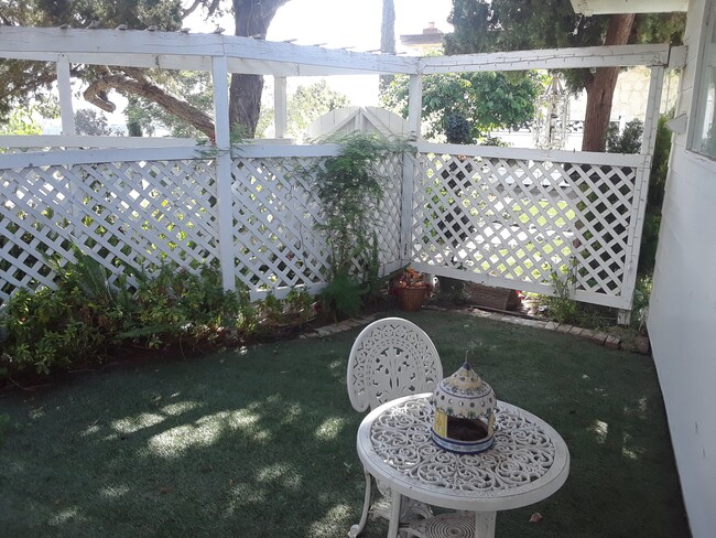 charming private yards - 6129 Andalusia Ave