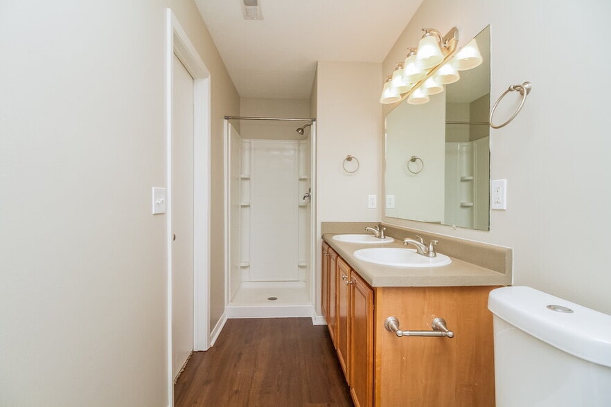 Building Photo - 2776 Sutherland Dr