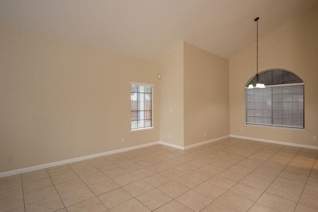 Building Photo - 4 bedroom in NW Modesto near shopping, Kai...