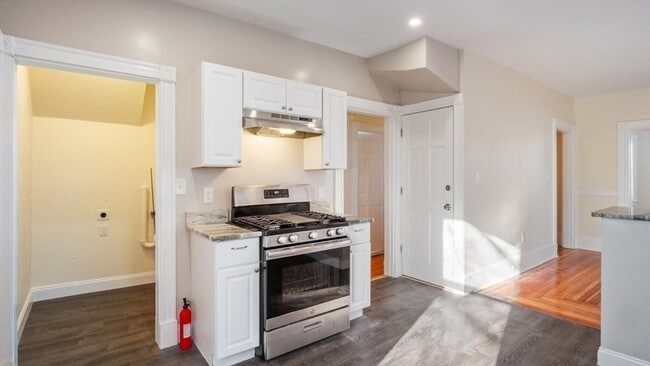 Building Photo - 32 Robinson St