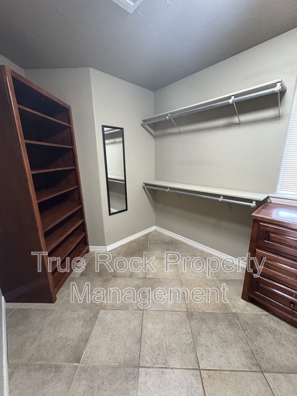 Building Photo - 817 Cypress Dr