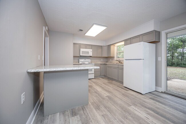 Building Photo - Charming Home in the Heart of Ocean Springs!