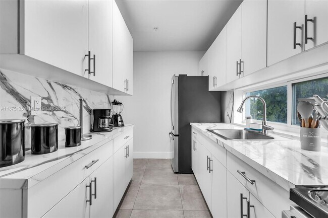 Building Photo - 645 Palmetto Dr