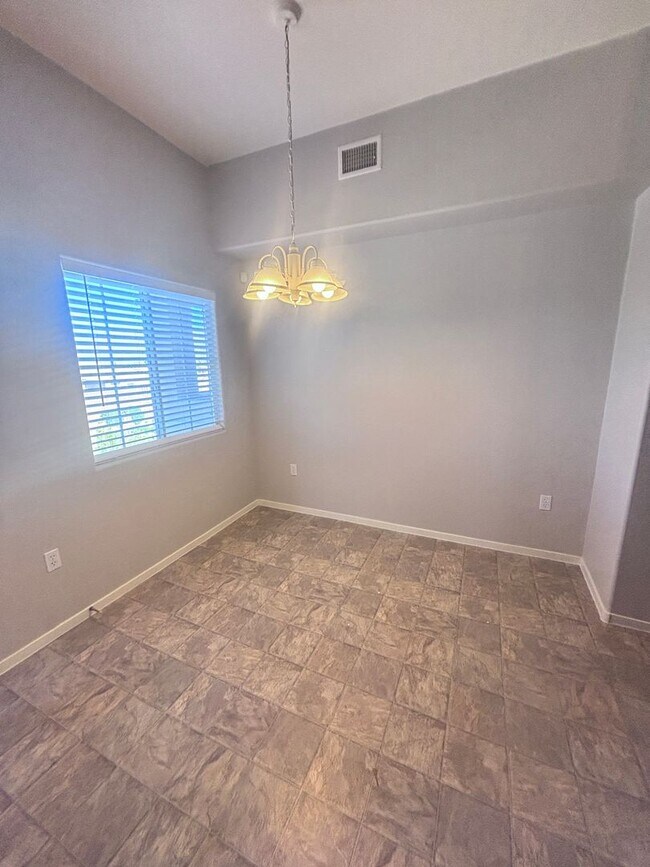 Building Photo - 2 Bed + Den/ 2 Bath 2nd floor condo in Gat...