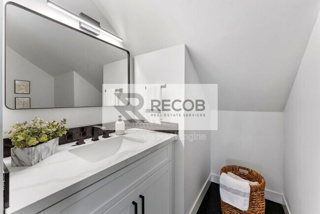 Building Photo - 832 Desty St