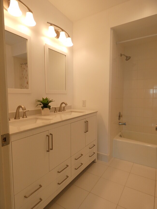 Building Photo - 3 SE Turtle Creek Dr