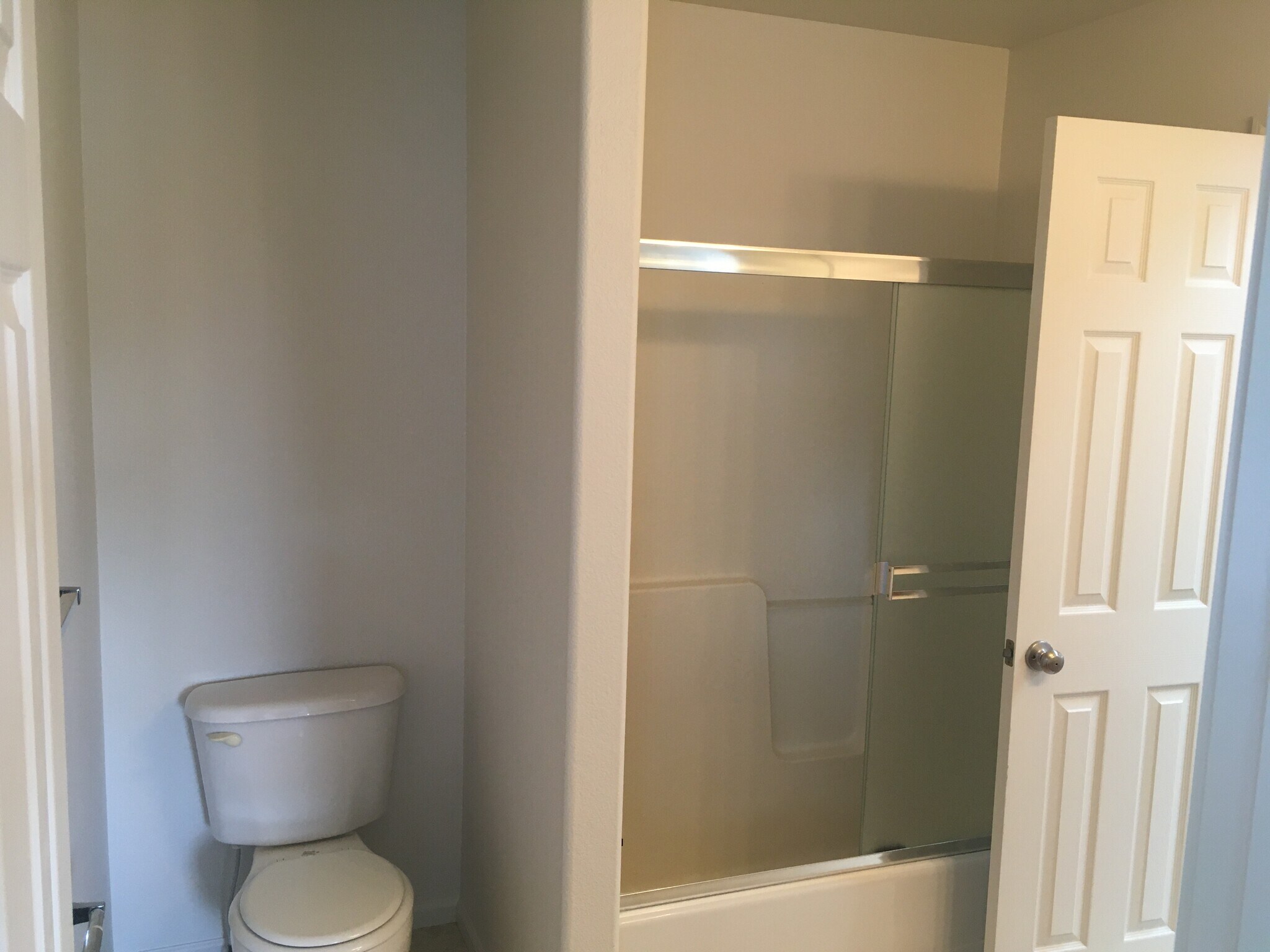 2nd floor bath - 809 Scotch Pine Dr
