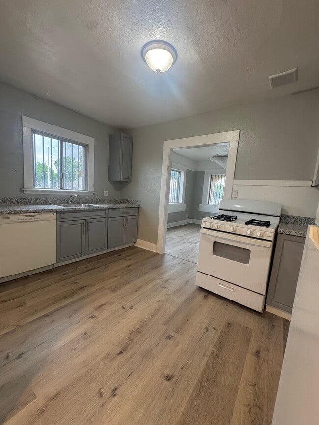 Building Photo - 1002 W 4th St