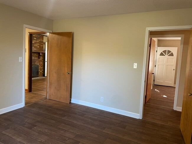 Building Photo - 2-3 BED, 1.5 BATH BRICK HOME