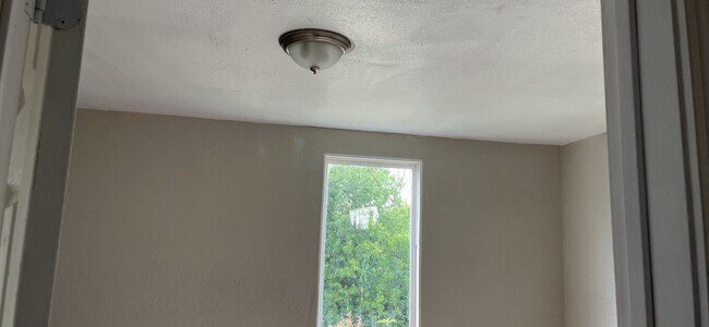 Building Photo - 4 Bedroom, 2 Bathroom Home