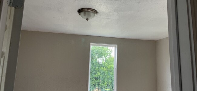 Building Photo - 4 Bedroom, 2 Bathroom Home w/ Bonus Room