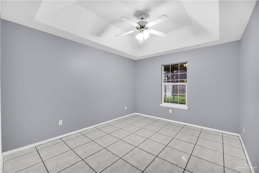 Building Photo - 4621 W Maple Ave