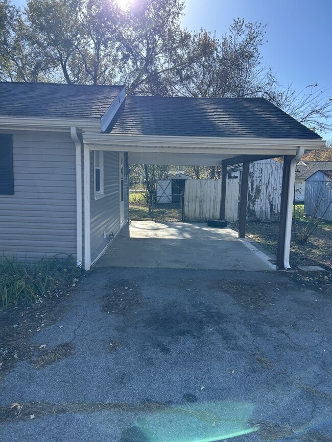 Building Photo - 604 Sanderson Dr