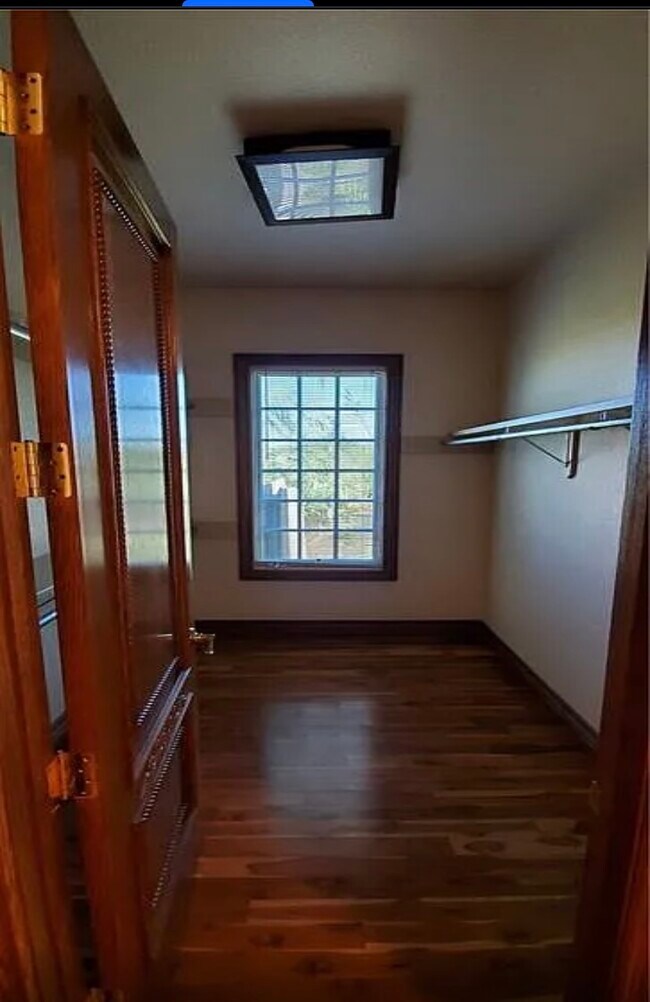 Building Photo - 2704 Heynis N