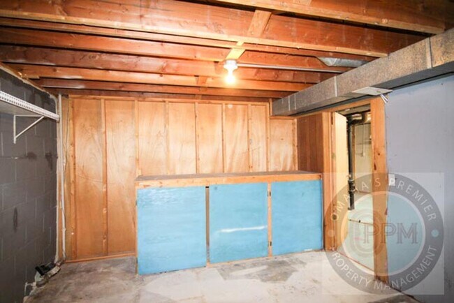 Building Photo - Spacious 3 Bedroom / 1 Bathroom Home in Be...