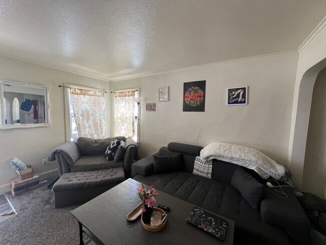 Building Photo - 2 Bedroom 1 Bathroom Half Duplex in Denver...