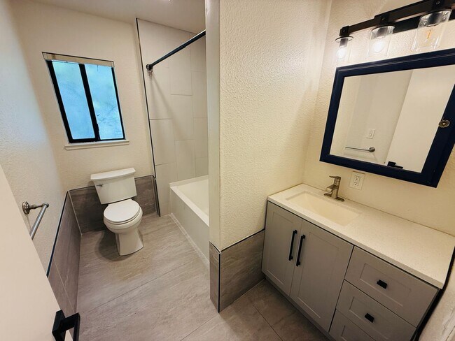 Building Photo - Pet Friendly 4 bed 2 bath house for rent at 1222. Jobs Peak