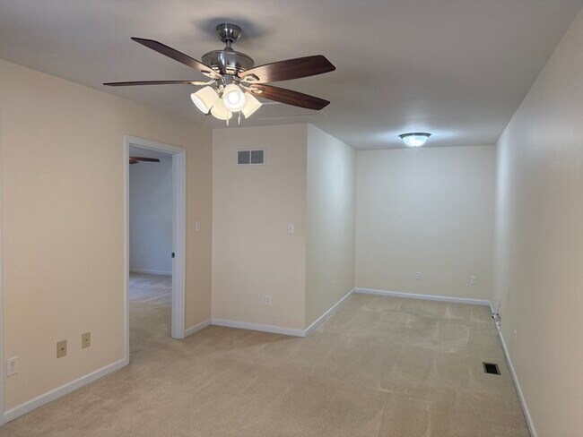 Building Photo - Rockwood Schools 3 Bedroom 2 full baths and 2 half Baths