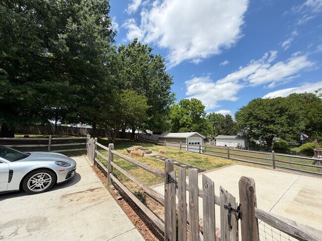 Building Photo - Charming & Spacious 3-Bedroom Home with a Large Fenced Yard!