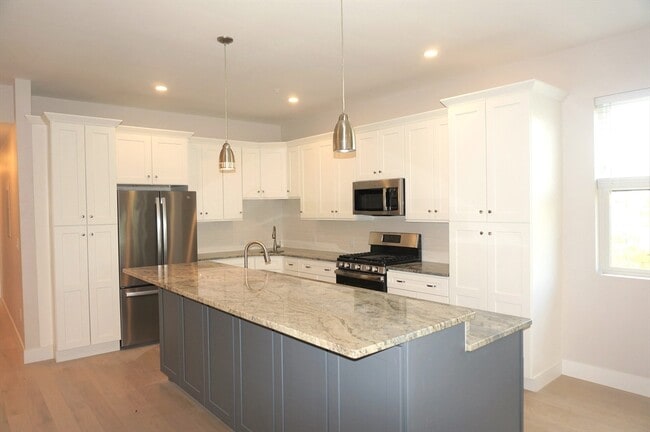 Building Photo - 99 Moody St