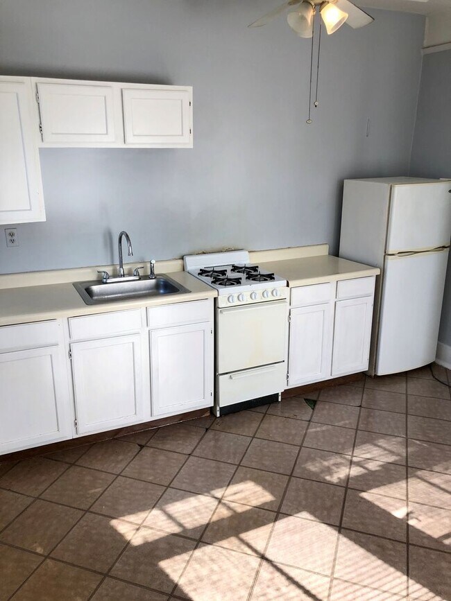 Building Photo - Large 1BD1BA w/ screened in porch