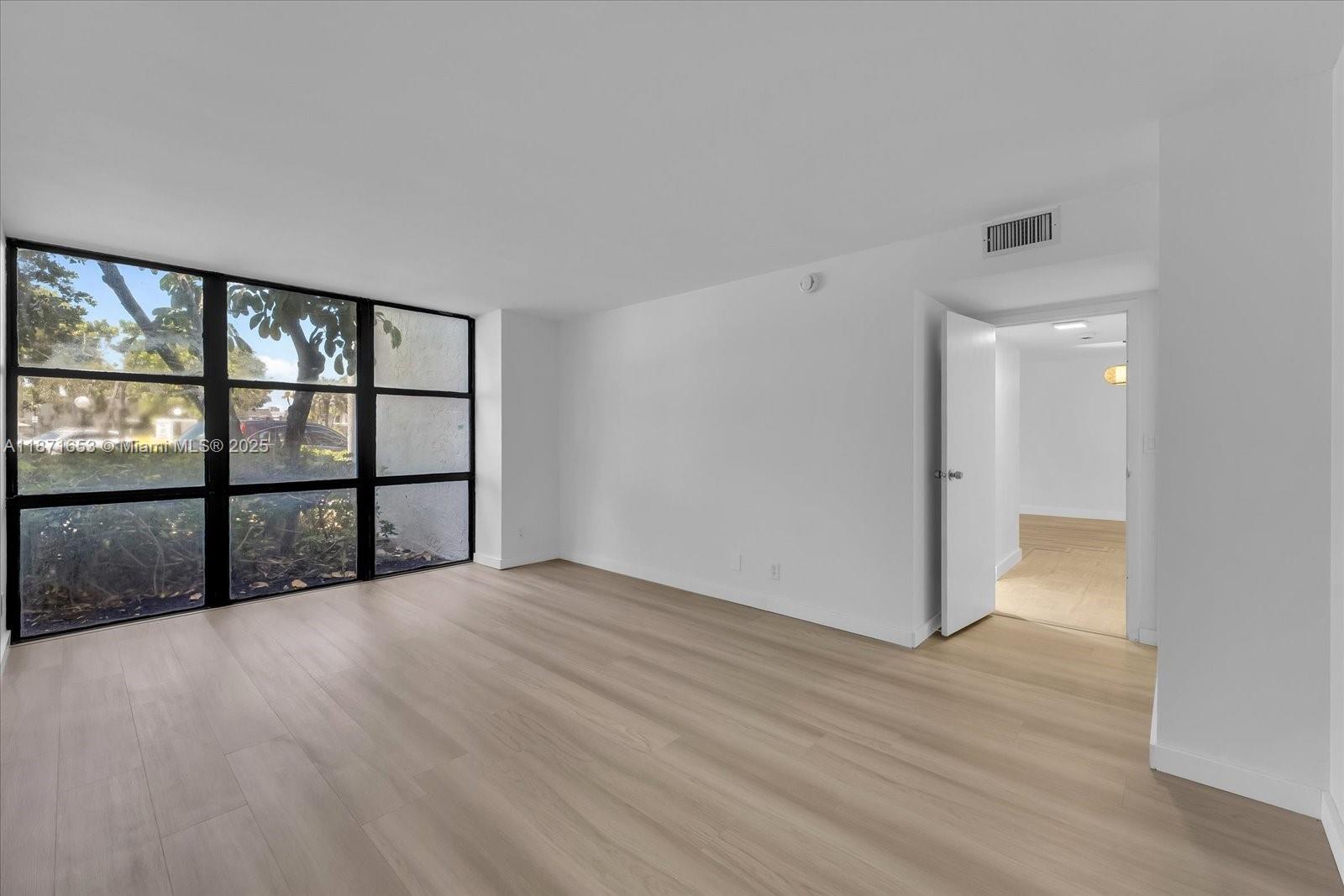 Building Photo - 1000 Parkview Dr