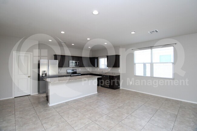 Building Photo - 4644 W Nutmeg Ave