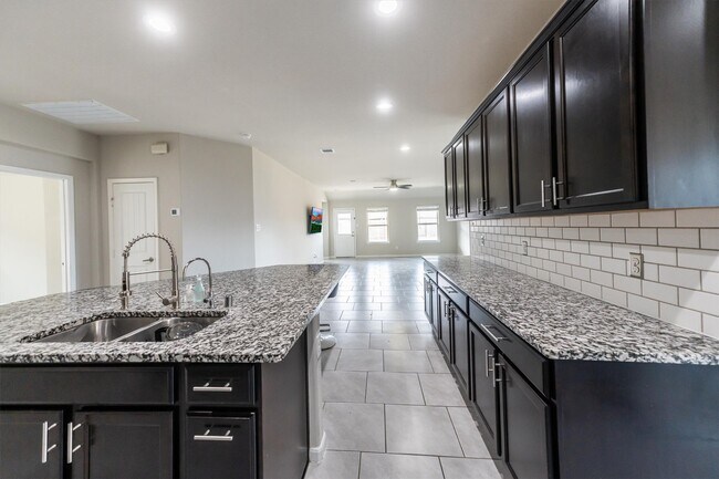 Building Photo - 3206 Sumac Dr