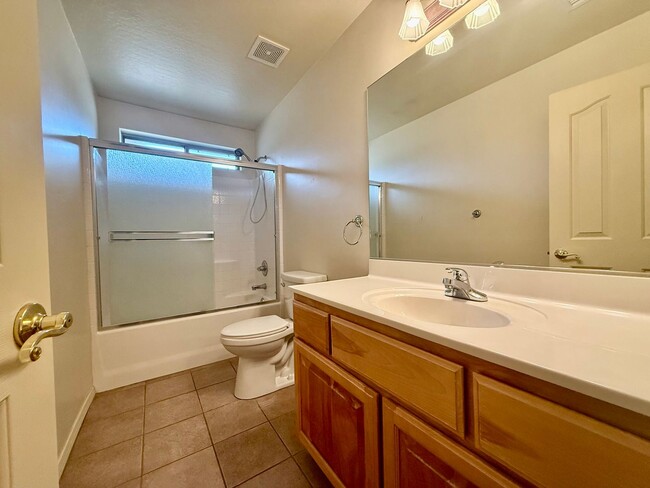 Building Photo - Beautiful 4-Bedroom Home in Desirable Pres...
