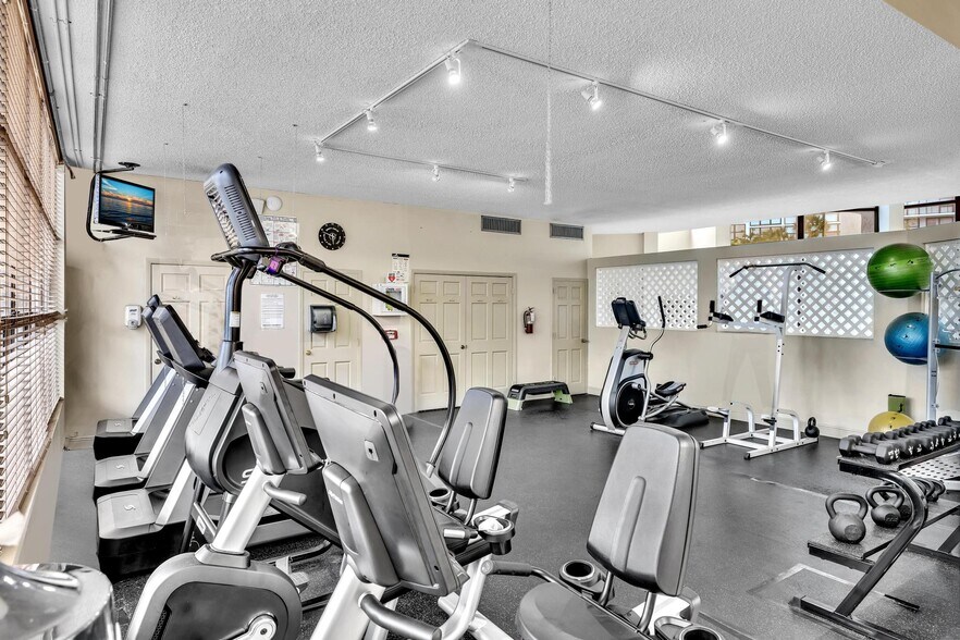 Building Photo - 1000 Parkview Dr