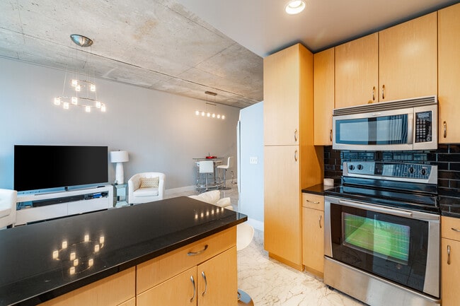 Building Photo - 777 N Ashley Dr