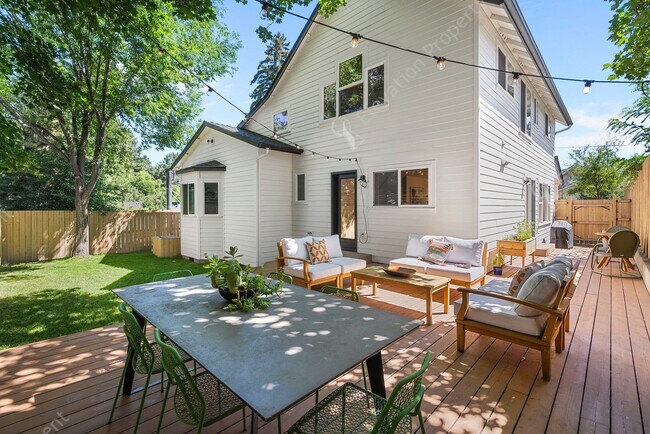 Building Photo - Find a piece of serenity in Historic Old Bend! (Unfurnished)