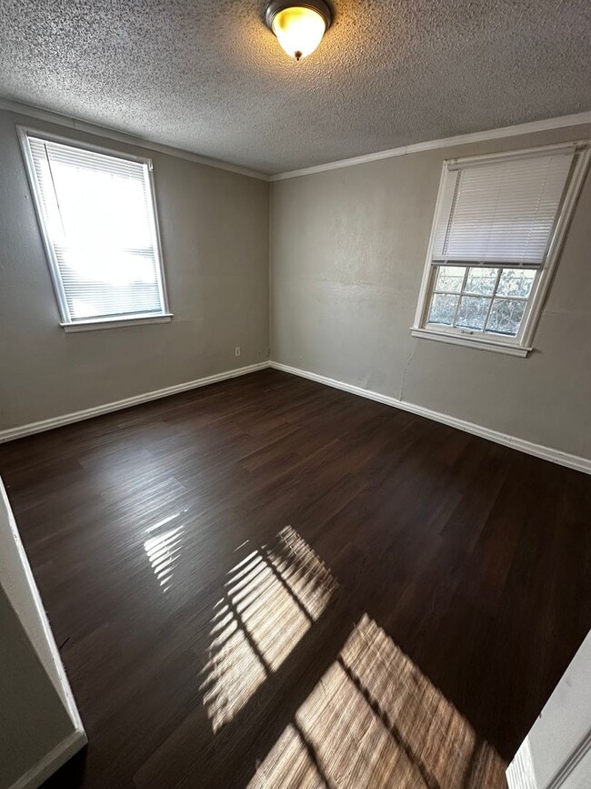 Building Photo - 3 bed 1 1/2 bath