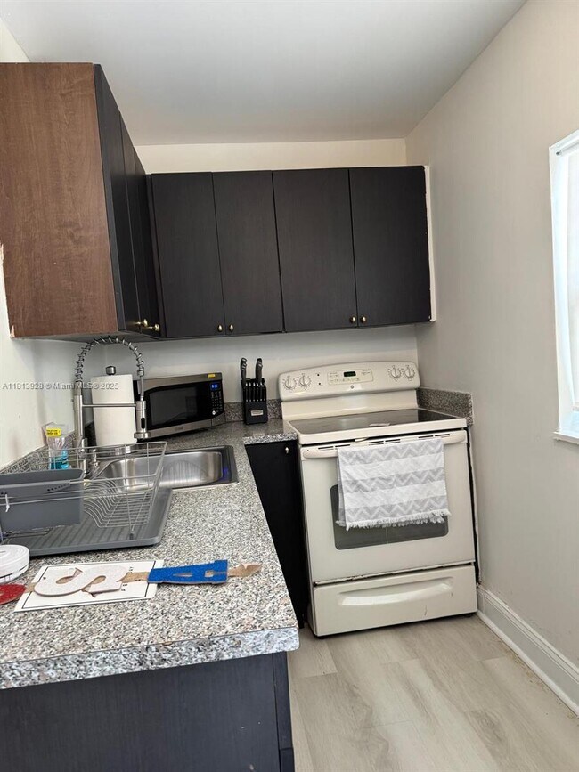 Building Photo - 1301 Grouper Dr