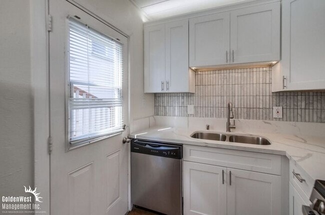 Building Photo - Updated 2Bdm 1Ba Apartment in Point Loma Heights!