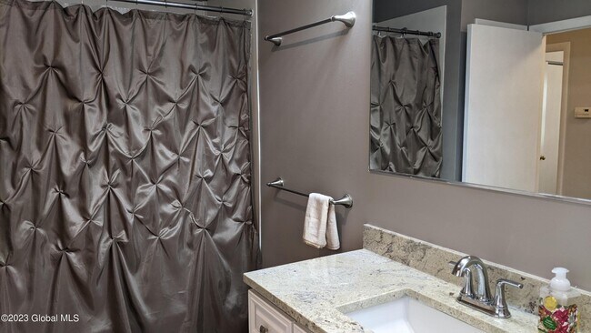 Building Photo - 1006 Greenwich Dr