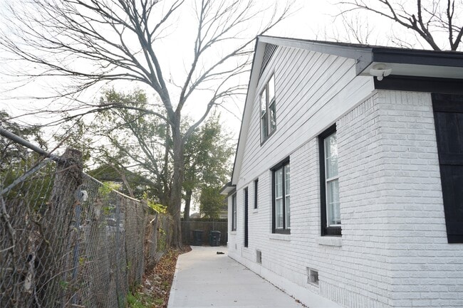 Building Photo - 2516 Isabella St