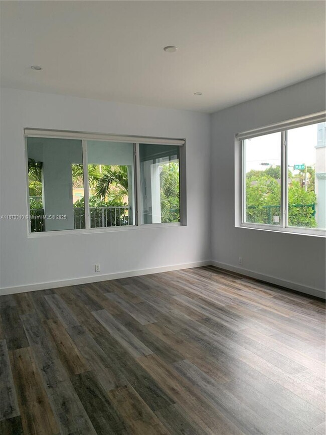 Building Photo - 1814 SW 22nd Ave