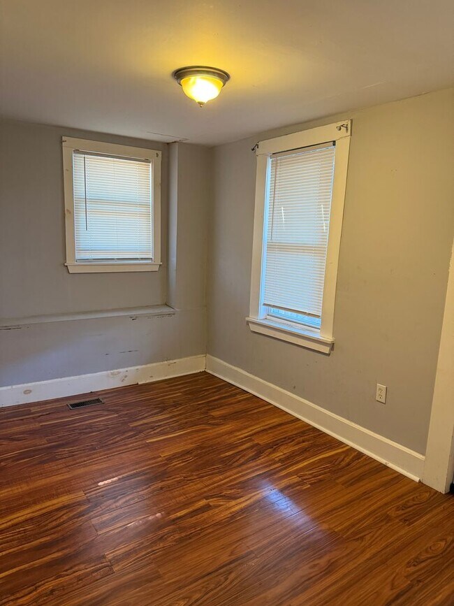 Building Photo - 11AKR