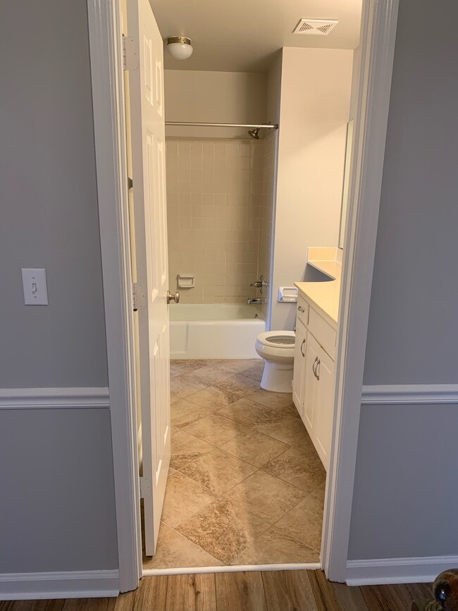 Building Photo - 830 Brentwood Pointe
