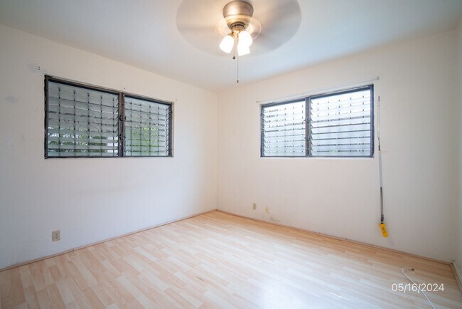 Building Photo - 2BR/1BA/2PKG(TANDEM) DOWNSTAIRS UNIT IN ALIAMANU THREE PLEX