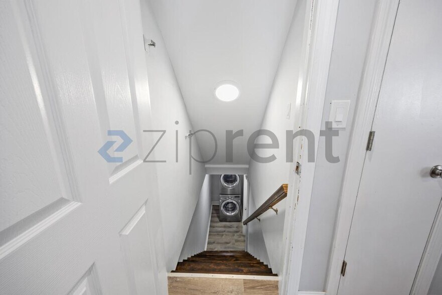 Building Photo - Unit A